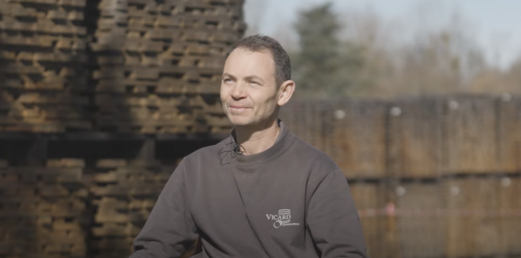 Portrait de Cédric, maître d'apprentissage et responsable fabrication spéciale chez Vicard depuis 25 ans - ©Vidéo réalisée par Tomas MATTA Photographie